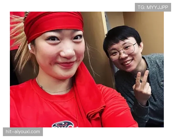 李梦训练完直接瘫在更衣室地上啃蛋白棒，这自律狠人连喘口气都算计好了